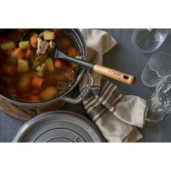 Staub Cocotte 24 Cm, Rond(e), Gris Graphite, Fonte 12 Staub Cocotte 24 Cm, Rond(e), Gris Graphite, Fonte -Staub Soldes Boutique 424424407