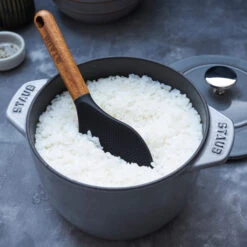 Staub Cocotte En Fonte Rice 1,6 L 10 Staub Cocotte En Fonte Rice 1,6 L -Staub Soldes Boutique 502866 01 2 EnvironmentImage 7f66756c36