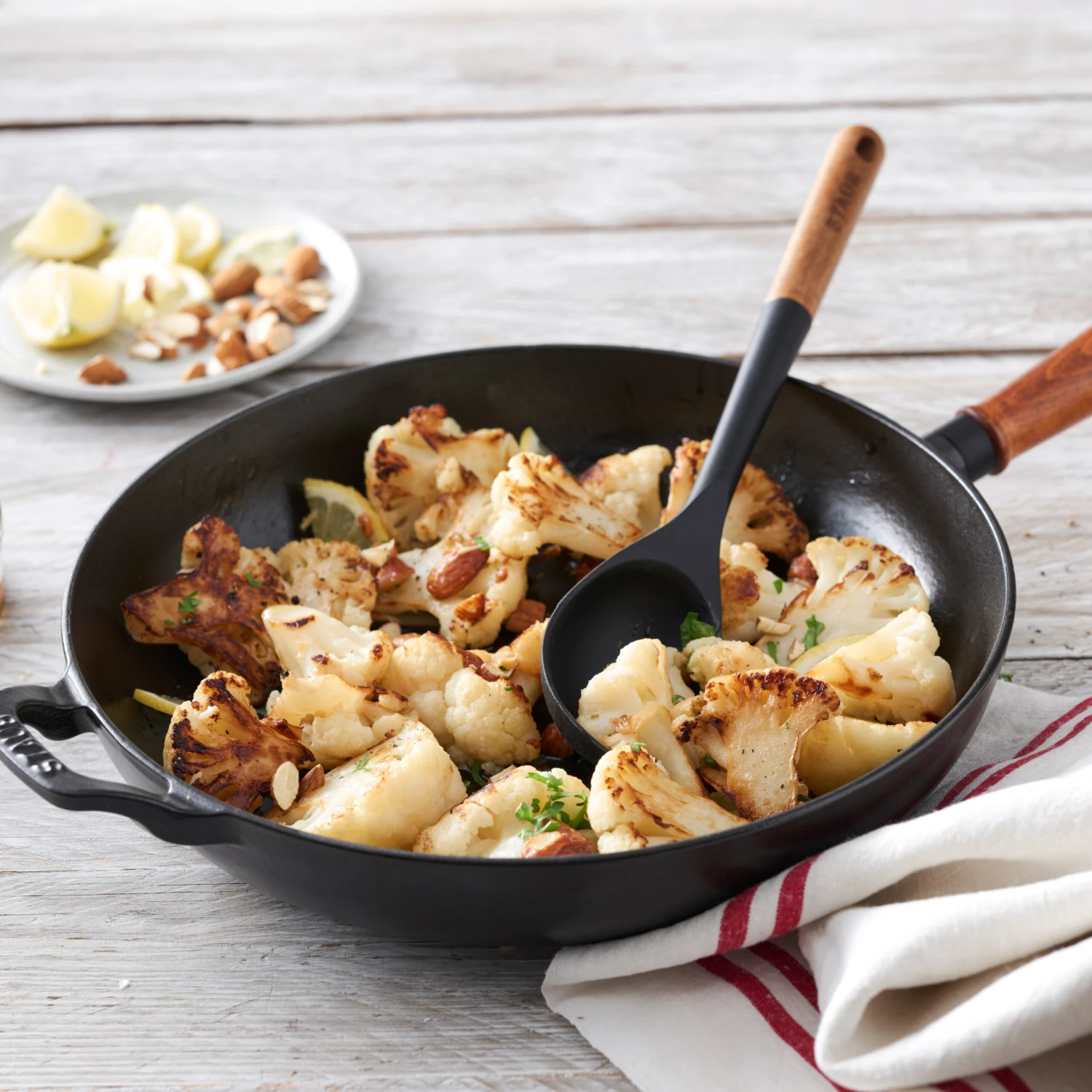 Staub Poêle Avec Poignée En Bois Vintage Ø28 Cm 4 Staub Poêle Avec Poignée En Bois Vintage Ø28 Cm – Image 2